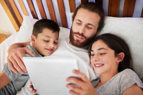 Loving Caucasian Father Lying Bed His Daughter Son Using Digital — Φωτογραφία Αρχείου