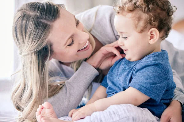 Mom Bonding Her Adorable Baby Boy Home — Foto de Stock