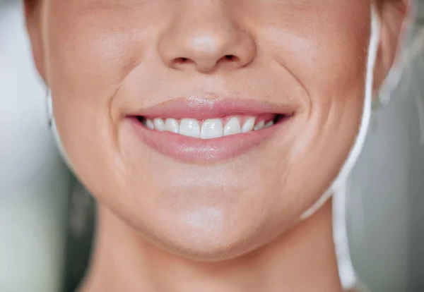 Closeup Unknown Smiling Woman Alone Gym Happy Headshot Caucasian Trainer — Stock Photo, Image