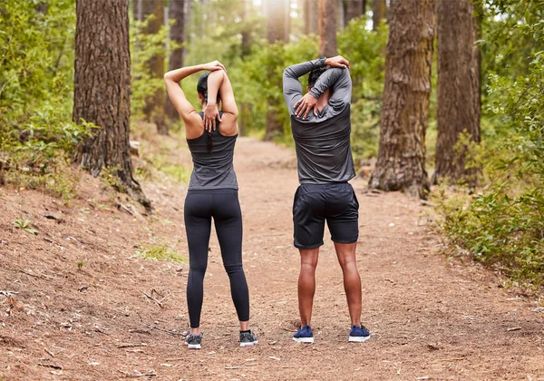 Genç Bir Erkek Dişi Sporcunun Uzunluğu Doğanın Dışından Koşuya Çıkmadan — Stok fotoğraf