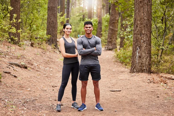 Full Length Portrait Happy Fit Young Couple Standing Arms Crossed — Stock fotografie