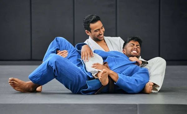 Két Judo Versenyző Harcol Edzés Közben Harcművészeti Edző Tanítja Diákját — Stock Fotó