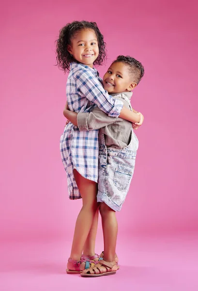 Двое Детей Позируют Ласковы Розовом Фоне Копирайта Афроамериканские Смешанные Расовые — стоковое фото