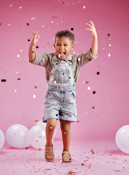 Милый Маленький Смешанный Расовый Мальчик Празднует Выигрывает Розовом Фоне Копирайта — стоковое фото