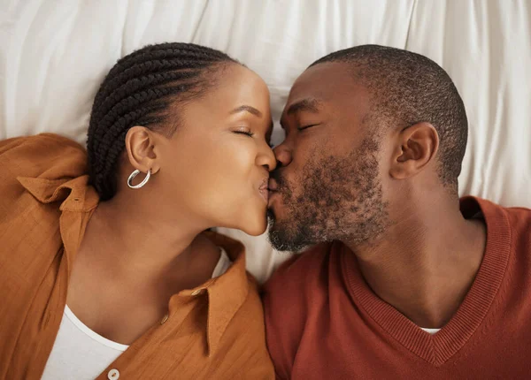 Close Loving African American Couple Kissing While Lying Together Bed — Fotografia de Stock