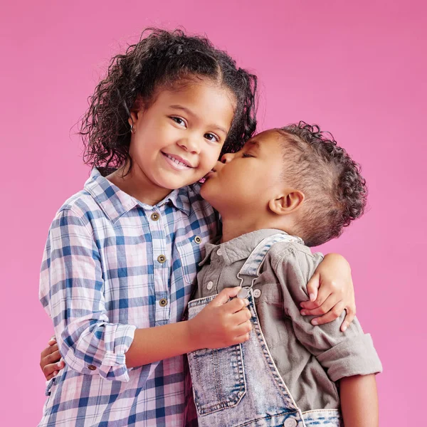 Två Barn Poserar Bara Och Tillgivna Mot Rosa Copyspace Bakgrund — Stockfoto