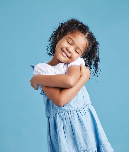 Urocza Kochana Dziewczynka Wyglądająca Szczęśliwą Przytulająca Się Siebie Słodki Dzieciak — Zdjęcie stockowe
