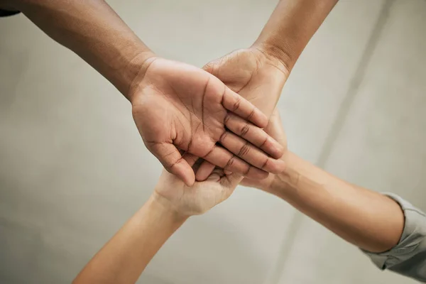 Großaufnahme Von Vier Kollegen Die Sich Büro Die Hände Reichen — Stockfoto