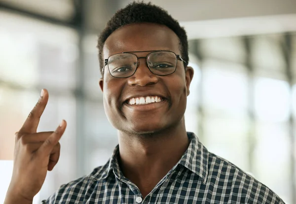 Fiatal Afro Amerikai Üzletember Szemüvegben Szarv Vagy Szikla Jelekkel Egy — Stock Fotó