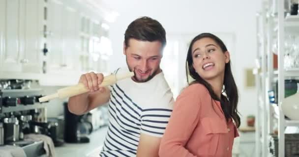 Filmagem Vídeo Jovem Casal Afetuoso Cantando Dançando Juntos Sua Cozinha — Vídeo de Stock