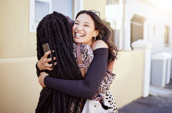 Dos Chicas Abrazándose Acera Sintiéndose Alegres Felices Juntas Amigas Abrazándose —  Fotos de Stock