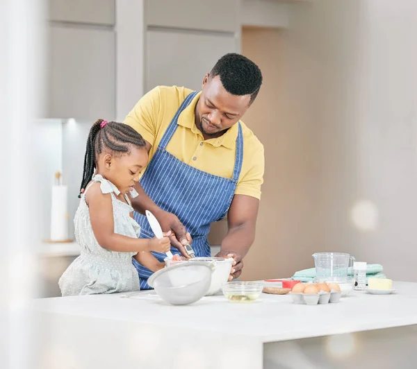 Handsome Young Father Bonding His Daughter Helping Her Bake Kitchen — стоковое фото