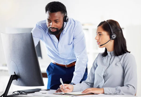 Young African American Call Centre Telemarketing Agent Training New Caucasian — Stockfoto