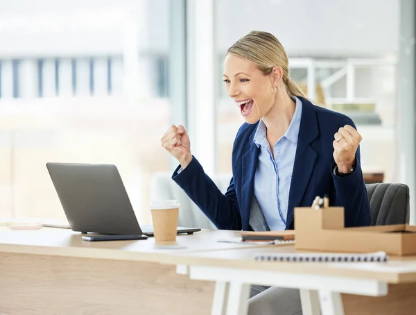 Geschäftsfrau Feiert Ihren Erfolg Unterstützt Assistenten Beim Jubeln Aufgeregte Geschäftsfrau — Stockfoto
