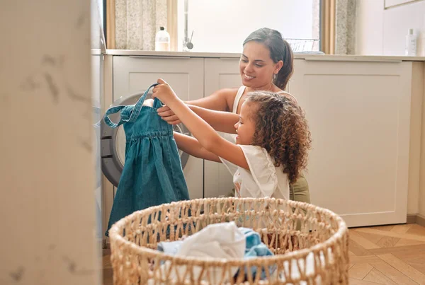 Young Hispanic Mother Her Daughter Sorting Dirty Laundry Washing Machine — Foto Stock