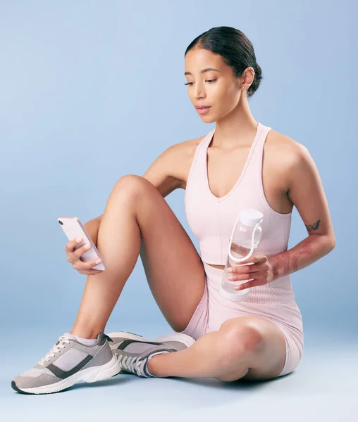 Mixed Race Fitness Woman Texting While Break Her Workout Studio — Stock fotografie