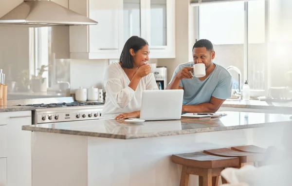 Couple Drinking Coffee While Using Laptop Kitchen Home — Fotografia de Stock