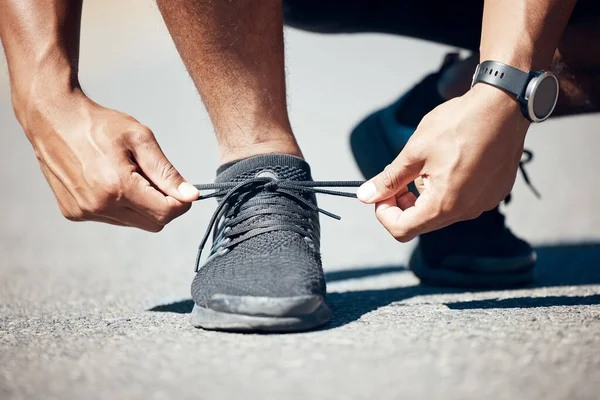 Dışarıda Egzersiz Yaparken Ayakkabı Bağcıklarını Bağlayan Tanınmayan Bir Adamın Yakından — Stok fotoğraf