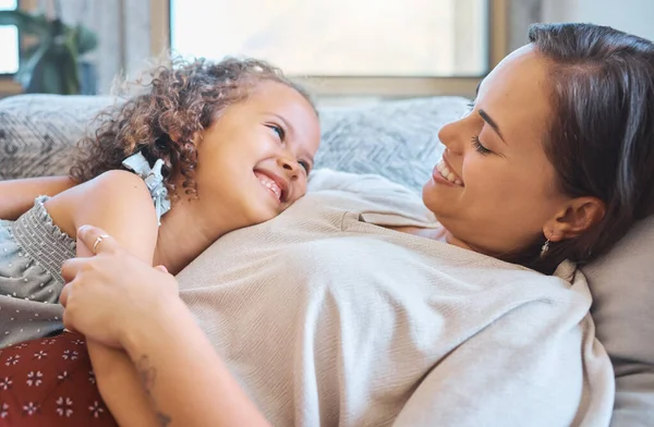 Joyful Little Girl Looking Her Mothers Face She Lay Her — Stok fotoğraf