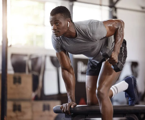 Komoly Afro Amerikai Atléta Emelés Súlyzó Tricepsz Göndör Edzés Padon — Stock Fotó