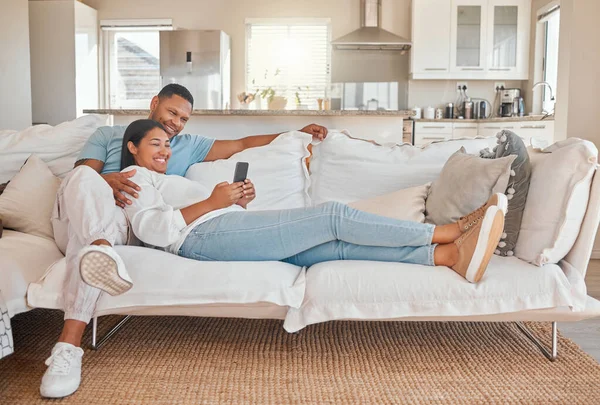 Woman Using Her Cellphone While Relaxing Couch Her Spouse — Fotografia de Stock