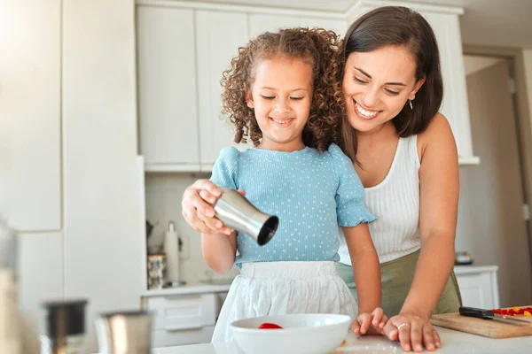 Happy Mother Teaching Little Daughter Cook Kitchen Home Little Girl — Stock Fotó