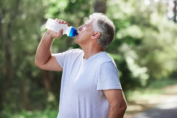 Mature Man Drinking Water While Exercising Outdoors — Stock Photo, Image