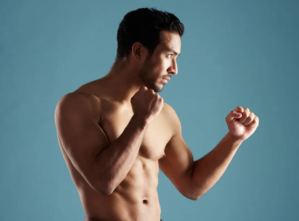 Schöner Junger Hispanischer Mann Der Ohne Hemd Boxerpose Studio Vor — Stockfoto