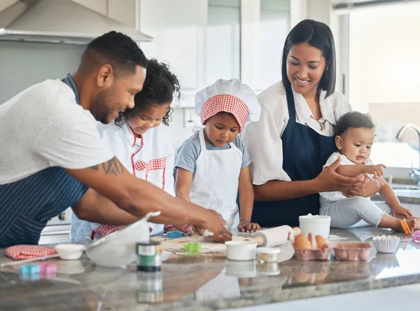 Couple Baking Home Three Children — Stockfoto