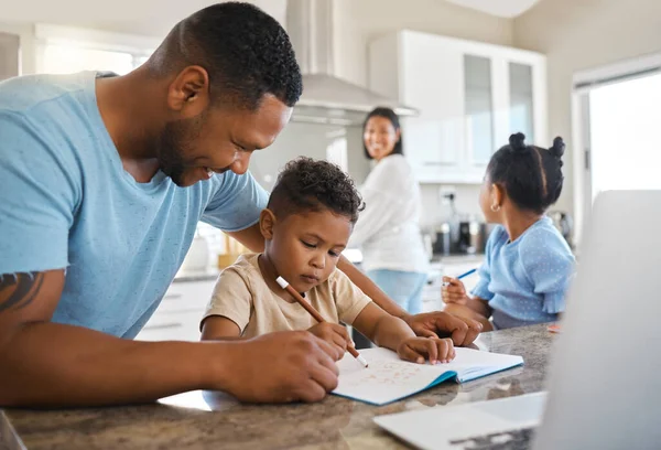 Ebeveynler Çocuklarının Evde Ödevlerinde Yardım — Stok fotoğraf