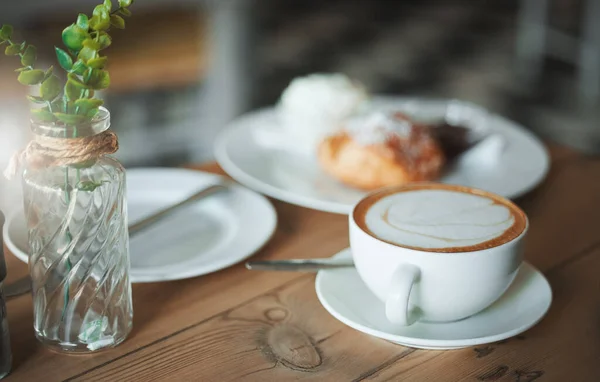 Egy Üres Kávézó Egy Cappuccino Asztalon — Stock Fotó