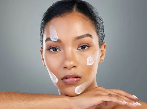 Beautiful Young Woman Applying Moisturiser Her Face — Stock Photo, Image