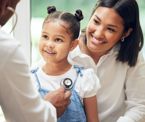 Dokter Onderzoekt Gelukkig Meisje Door Stethoscoop Kind Zitten Met Moeder — Stockfoto