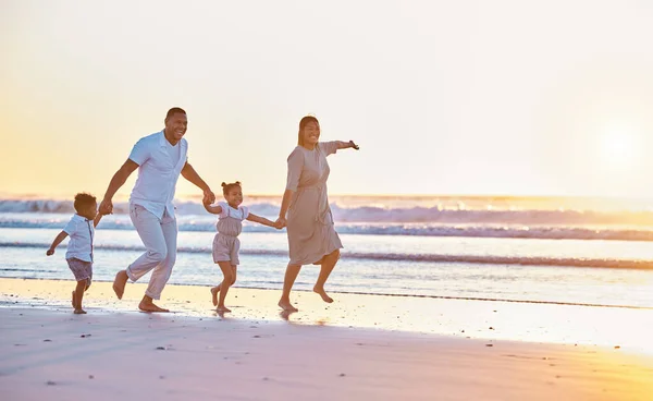 해변에서 하루를 보내면서 아름다운 가족의 — 스톡 사진