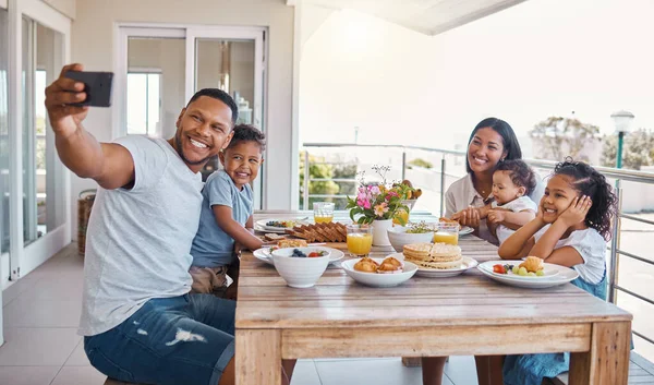 Young Family Taking Selfie While Having Lunch Home — Stockfoto