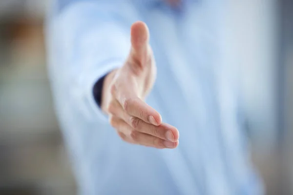 Close Van Een Zakenman Die Hand Naar Voren Reikt Begroeten — Stockfoto