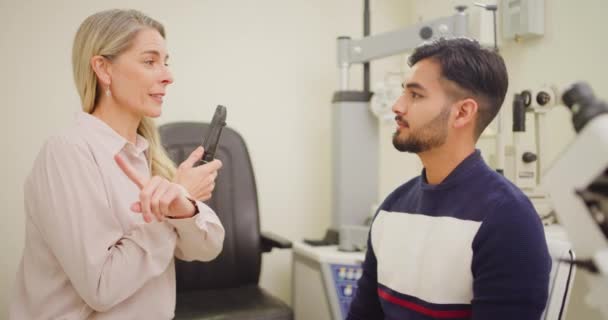 Man Optometrist Doing Eye Exam Check His Eyesight Indian Male — Vídeo de Stock
