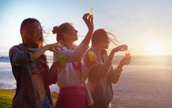 Group Female Friends Using Breeze Blow Bubbles — Zdjęcie stockowe