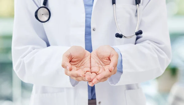 Closeup Shot Unrecognisable Doctor Standing Her Hands Cupped Together Hospital — Foto Stock