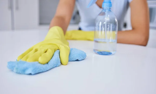 Tanımlanamayan Bir Kadın Evini Temizliyor — Stok fotoğraf