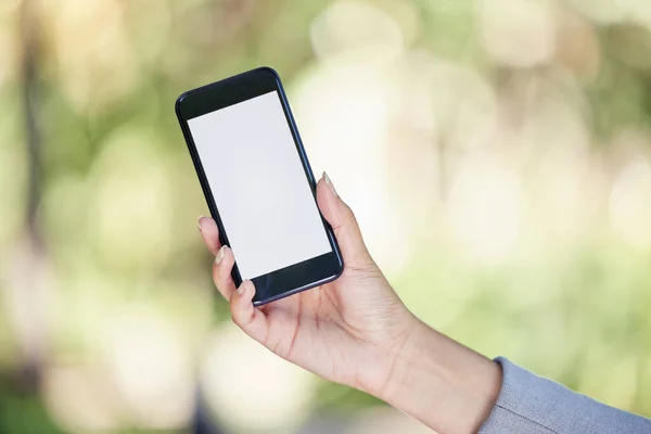 Tanımlanamayan Bir Kadınının Cep Telefonunu Boş Bir Ekranla Tuttuğu Yakın — Stok fotoğraf