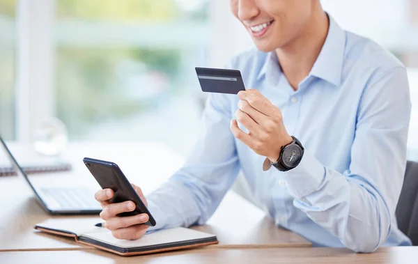 Unrecognizable Businessperson Using Phone Credit Card Work — Stok fotoğraf