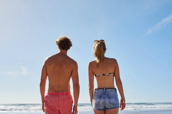 Een Jong Paar Genieten Van Het Uitzicht Oceaan — Stockfoto