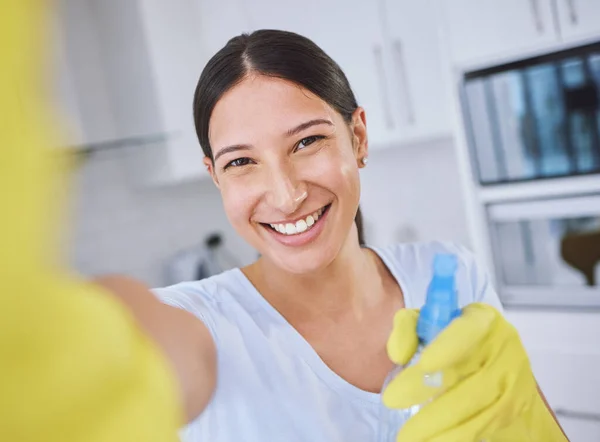 Young Woman Cleaning Her Apartment — Foto de Stock