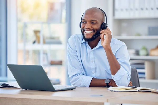 Een Jonge Mannelijke Call Center Agent Die Werkt Een Kantoor — Stockfoto