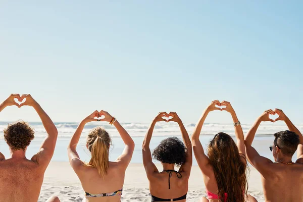 Elleri Havada Bir Grup Arkadaş Kalp Şekilleri Yaratıyor — Stok fotoğraf