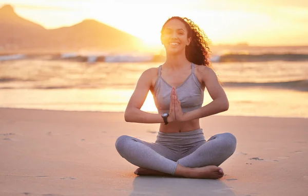 Young Woman Practicing Yoga Beach — Stok fotoğraf