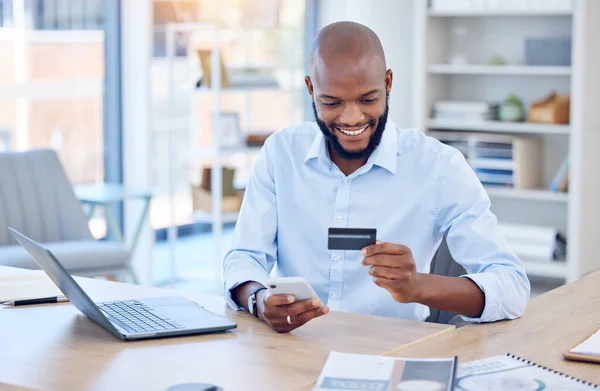Young Businessman Using Credit Card Phone Work — Stok fotoğraf