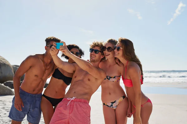 Group Friends Taking Selfies Beach — Zdjęcie stockowe