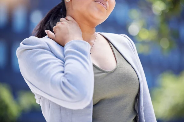 Closeup Shot Unrecognisable Businesswoman Experiencing Neck Pain City — Stock fotografie